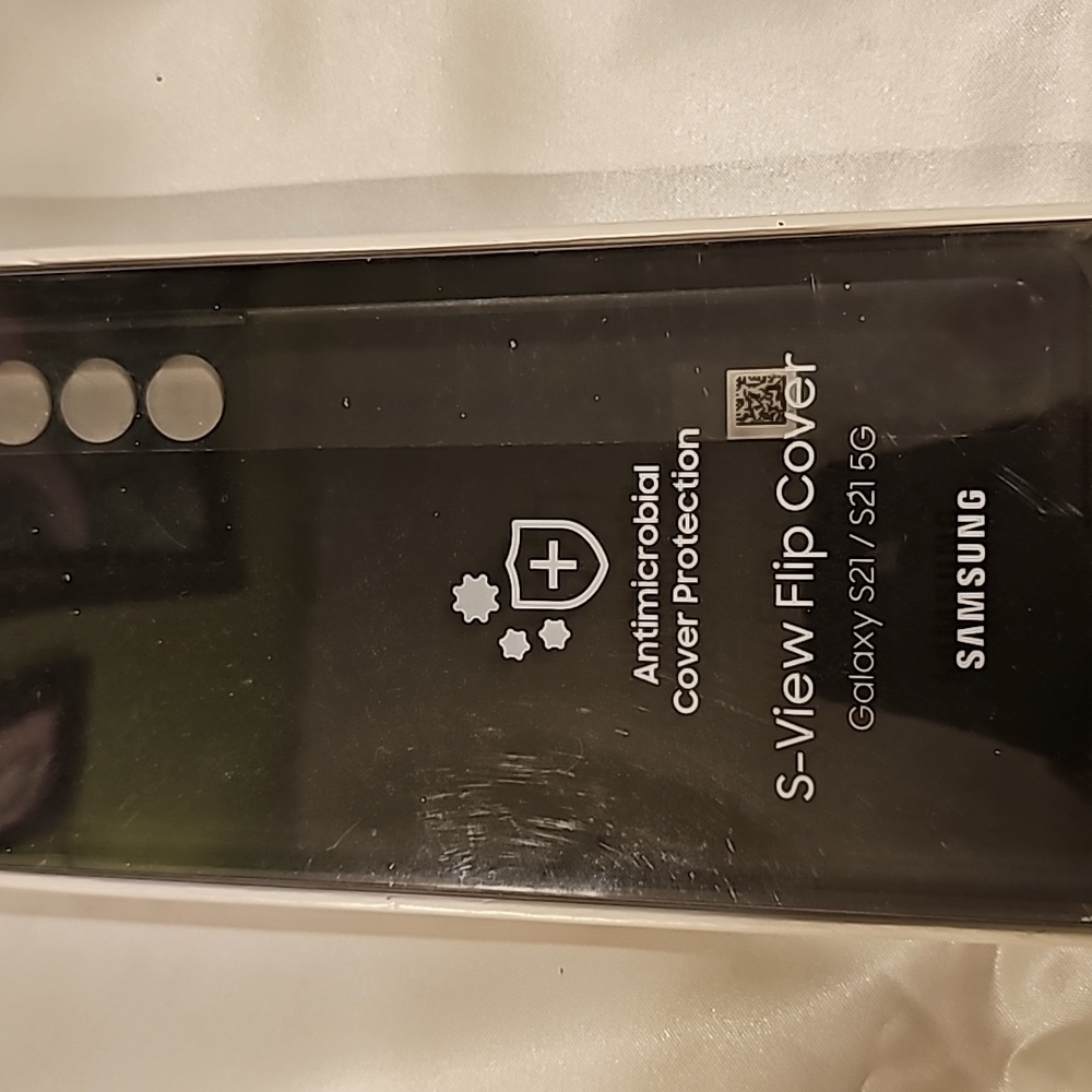 Samsung S-View flip cover for the S21 5G. Control the phone from the window.